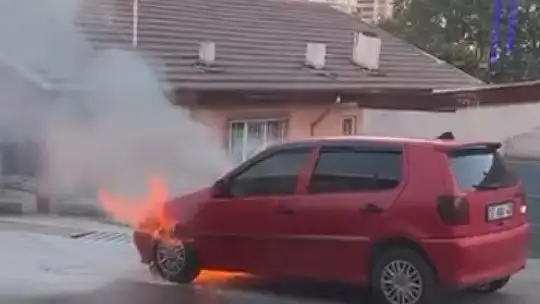 Karabük'te park halindeki otomobil alev aldı