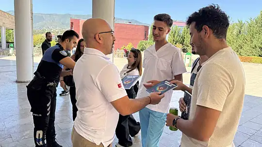 Karabük'te polisler üniversite öğrencilerini bilgilendiriyor