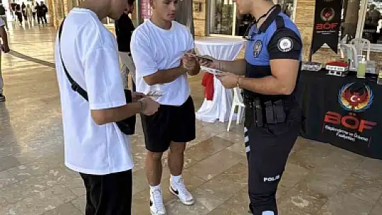 Karabük'te polisler üniversite öğrencilerini bilgilendiriyor