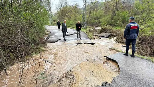 Karabük'te sağanak ve dolu su taşkınlarına neden oldu