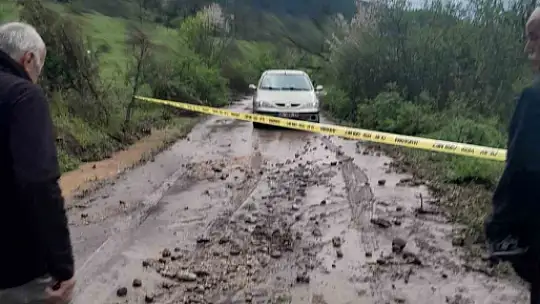 Karabük'te sağanak ve dolu su taşkınlarına neden oldu