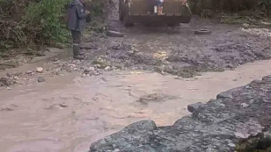 Karabük'te sağanak ve dolu su taşkınlarına neden oldu