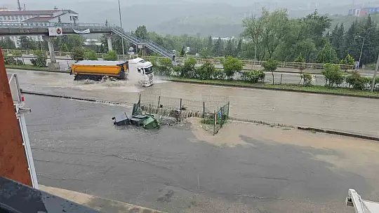 Karabük'te sağanak yağış hayatı felç etti