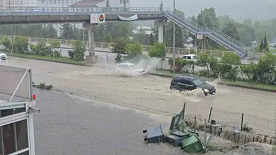 Karabük'te sağanak yağış hayatı felç etti