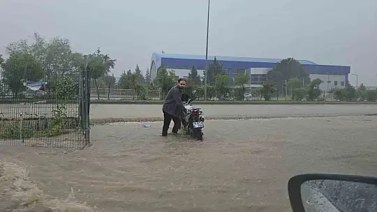 Karabük'te sağanak yağış hayatı felç etti