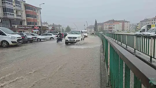 Karabük'te sağanak yağış hayatı felç etti