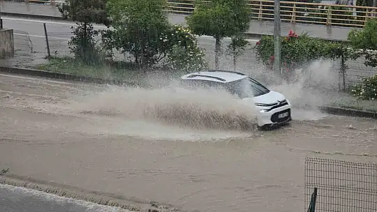 Karabük'te sağanak yağış hayatı felç etti