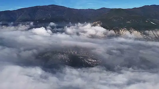 Karabük'te şehir merkezini kaplayan sis dronla görüntülendi