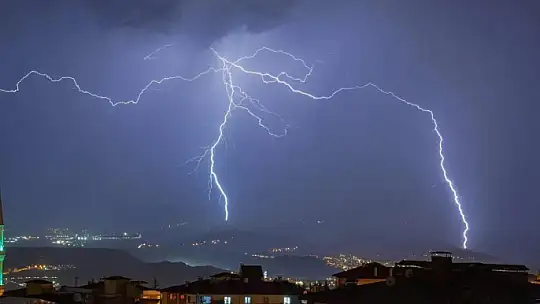 Karabük'te şimşekler görsel şölen oluşturdu