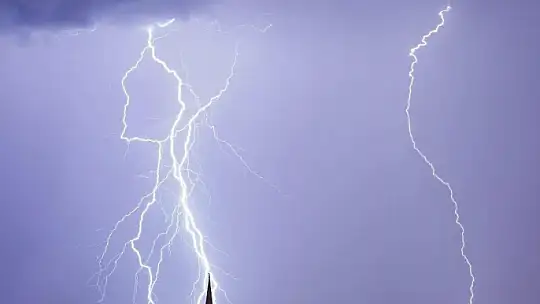 Karabük'te şimşekler görsel şölen oluşturdu