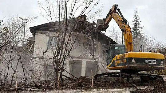 Karabük'te tehlikeli yapıların yıkımı sürüyor