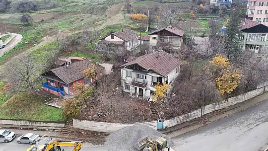 Karabük'te tehlikeli yapıların yıkımı sürüyor