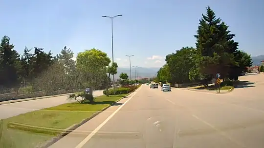 Trafiği tehlikeye düşüren araçlar kamerada