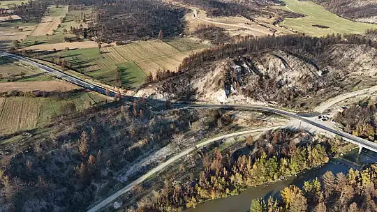 Karabük'te yanan ağaçlarla sonbahar renkleri aynı kadrajda görüntülendi