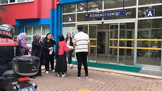 Karabük'te YKS'ye geç kalan öğrenciler içeri alınmadı
