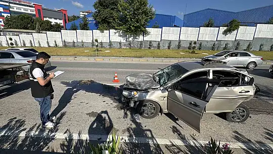 Zincirleme kazada 1'i ağır 2 kişi yaralandı