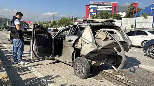 Zincirleme kazada 1'i ağır 2 kişi yaralandı
