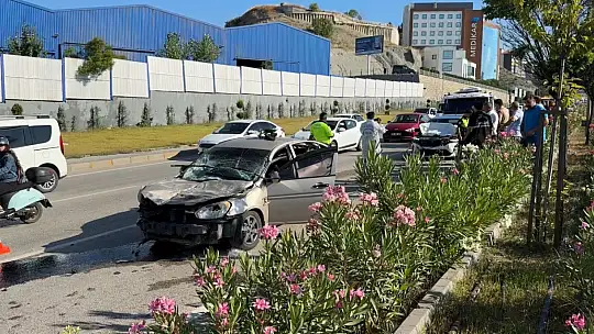 Zincirleme kazada 1'i ağır 2 kişi yaralandı