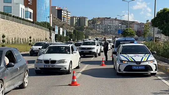 Zincirleme kazada 1'i ağır 2 kişi yaralandı