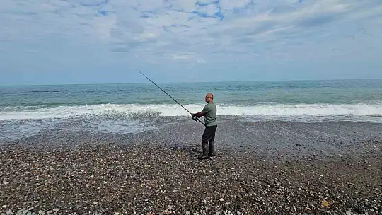Karadeniz'de balık bolluğu yaşanıyor: Oltasını kapan deniz kenarına koştu