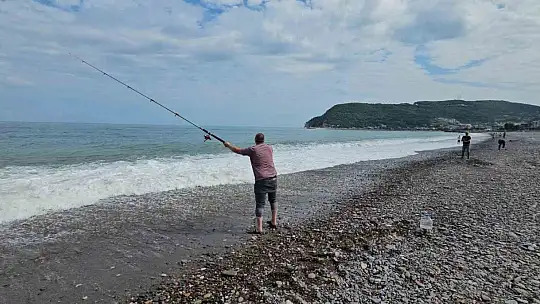 Karadeniz'de balık bolluğu yaşanıyor: Oltasını kapan deniz kenarına koştu