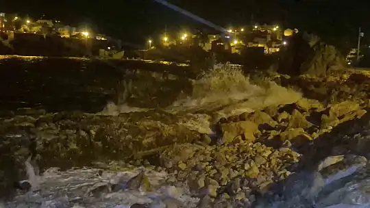 Karadeniz'de dalgaların boyu 8 metreyi aştı