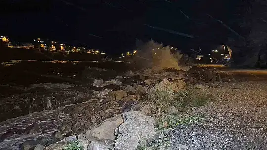 Karadeniz'de dalgaların boyu 8 metreyi aştı