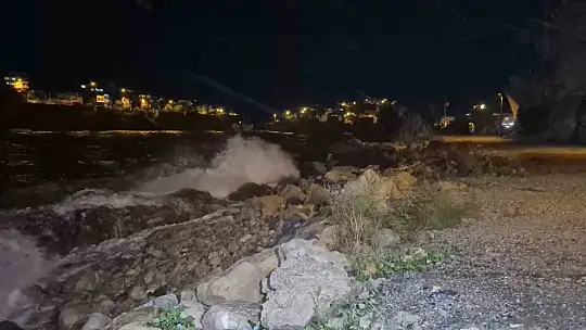Karadeniz'de dalgaların boyu 8 metreyi aştı