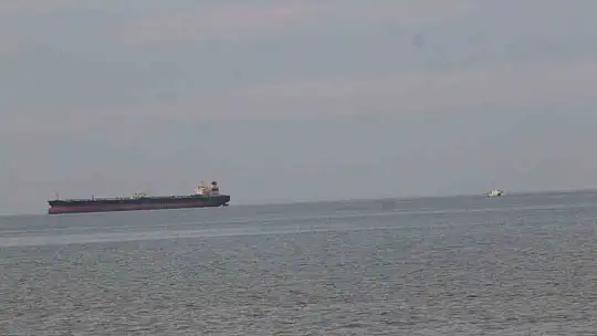 Karadeniz'de isabet alan petrol tankeri İnebolu'da demirledi