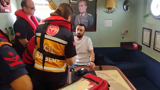 Karadeniz'de rahatsızlanan gemi personeli için ekipler seferber oldu