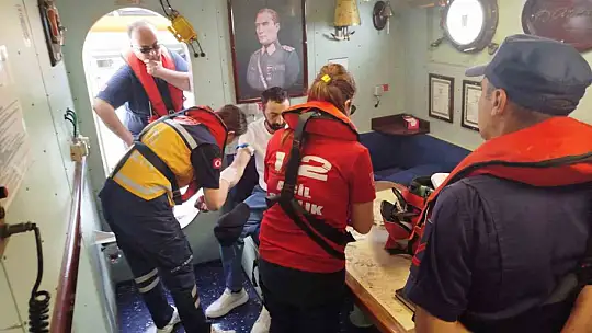 Karadeniz'de rahatsızlanan gemi personeli için ekipler seferber oldu