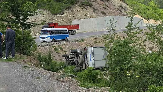 Karadeniz Ereğli'de kamyonet şarampole yuvarlandı