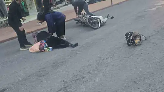 Karadeniz Ereğli'de motosiklet yayaya çarptı 3 yaralı