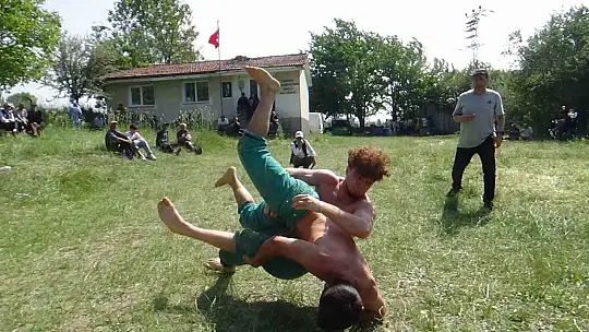 Karakucak Güreşleri renkli görüntülere sahne oldu