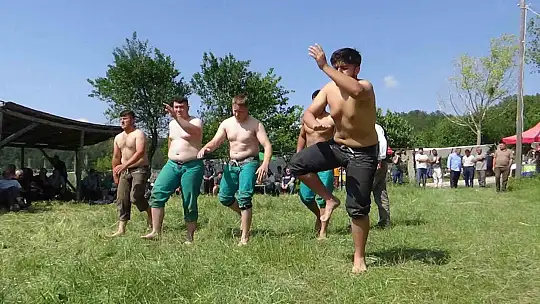 Karakucak Güreşleri renkli görüntülere sahne oldu
