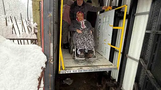 Kardan kapanan yolda diyaliz hastasının imdadına itfaiye yetişti