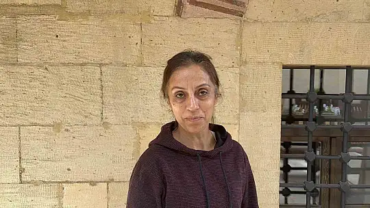 Kardeşini annesi sanıyor: Kedinin, görenlerin ilgisini çeken ilginç alışkanlığı