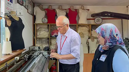 Karı-koca 28 yıldır fanila üreterek geçimini sağlıyor