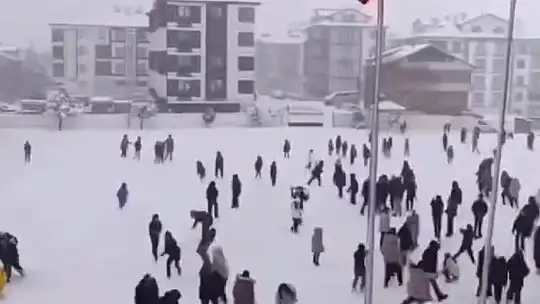 Karlı havada yürek ısıtan görüntüler: