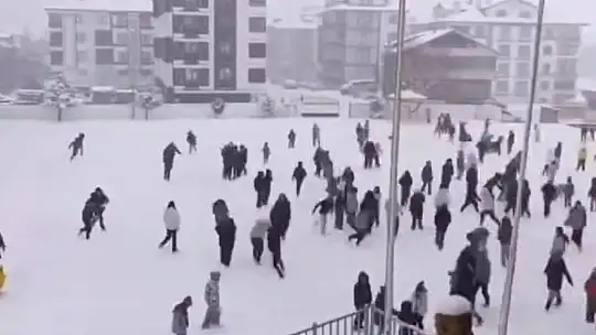Karlı havada yürek ısıtan görüntüler: