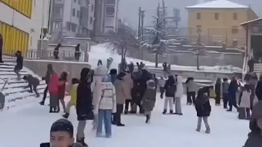Karlı havada yürek ısıtan görüntüler: