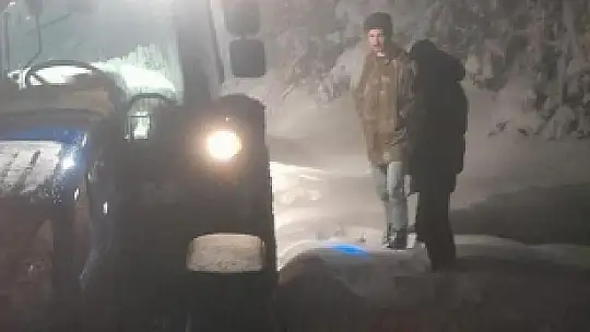 Karlı yolda mahsur kalan iki kişi kurtarıldı