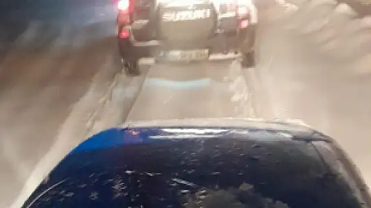 Karlı yolda mahsur kalan iki kişi kurtarıldı