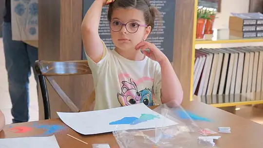 Karne alan öğrenciler kum boyama etkinliği ile stres attı