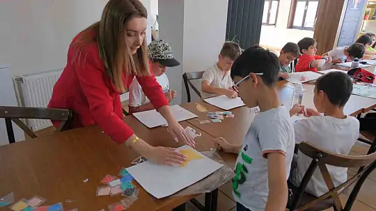 Karne alan öğrenciler kum boyama etkinliği ile stres attı