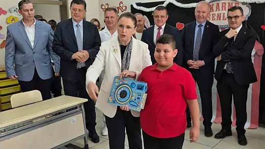 Karne dağıtım töreninde öğrencinin ilginç isteği