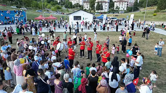 Karnelerini alan çocuklar doyasıya eğlendi
