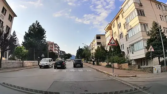 Karşı yönden gelen araçlara rağmen sollama yapan sürücü kamerada