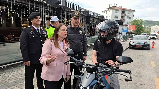 Kasksız yolcu, uygulama yapan valiye yakalandı