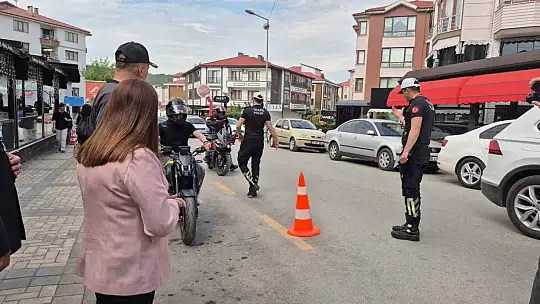 Kasksız yolcu, uygulama yapan valiye yakalandı